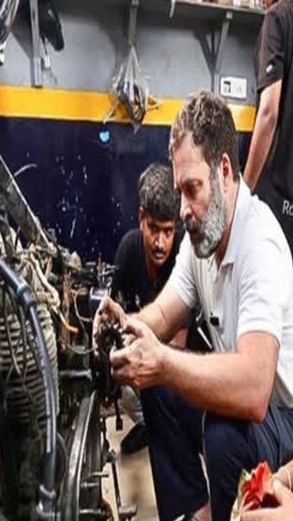 <p>राहुल गांधी दिल्ली की करोलबाग मार्केट पहुंचे थे। यहां वह एक बाइक सर्विस की शॉप में चले गए। वहां राहुल मोटर मैकेनिक के रूप में बाइक सर्विसिंग का काम करते नजर आए। </p>
