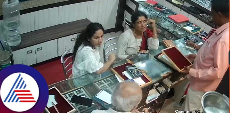 Women who stole a gold chain from a jewelery shop escaped at tumakuru rav