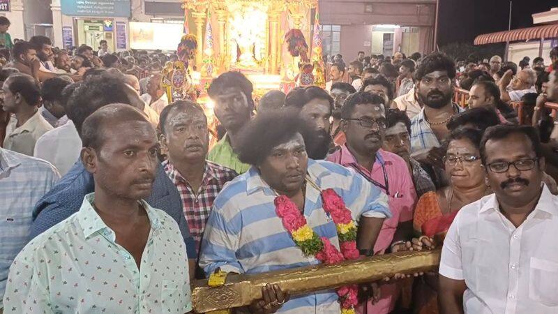 comedy actor yogi babu did special prayer at palani dhandayuthapani teple in dindigul district vel