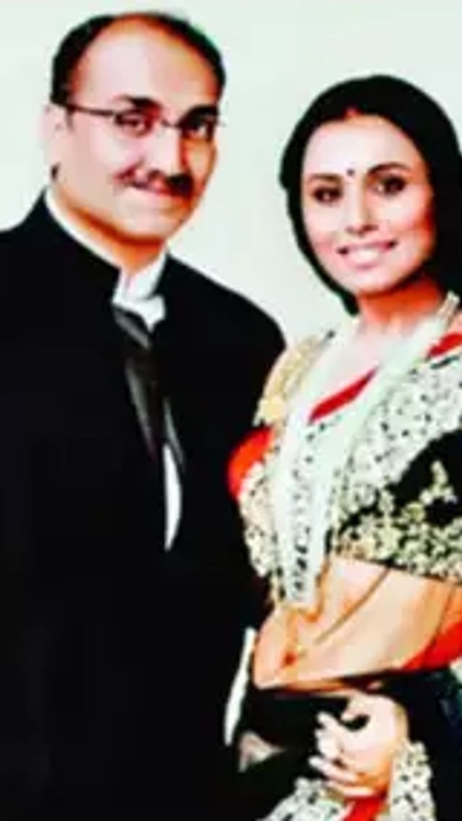 <p>लिस्ट में दूसरे नंबर पर आदित्य चोपड़ा और रानी मुखर्जी का नाम है जिनकी टोटल संपत्ति 7400 करोड रुपए बताई जाती है।<br />
 </p>
