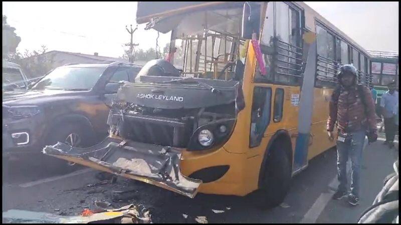 15 person injured while government bus and school bus commits accident in krishnagiri district vel