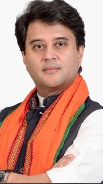 <p>ज्योतिरादित्य सिंधिया ग्वालियर के शाही ग्वालियर घराने से ताल्लुक रखते हैं। उनके दादा जीवाजी राव सिंधिया इस राजघराने के अंतिम राजा थे।<br />
 </p>
