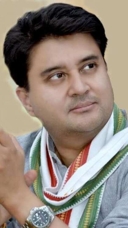 <p>मध्य प्रदेश के शाही घराने से आने वाले ज्योतिरादित्य सिंधिया को वहां की जनता महाराज कहकर बुलाती है। वह केंद्र में नागरिक उड्डयन मंत्री हैं और सीएम पद की रेस में उनका नाम भी है।</p>
