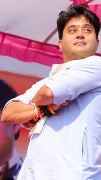 <p>ज्योतिरादित्य सिंधिया के पिता माधवराव सिंधिया की 2001 में हेलीकॉप्टर दुर्घटना में मौत हो गई थी। वे मध्य प्रदेश की गुना सीट से सांसद थे।</p>
