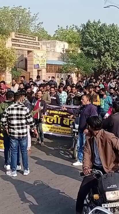 <p>सुखदेव सिंह हत्याकांड का सीसीटीवी भी सामने आया था जिसमें हत्यारे अंधाधुंध फायरिंग करते दिखे थे। इसके बाद से बवाल शुरू हो गया है।<br />
 </p>
