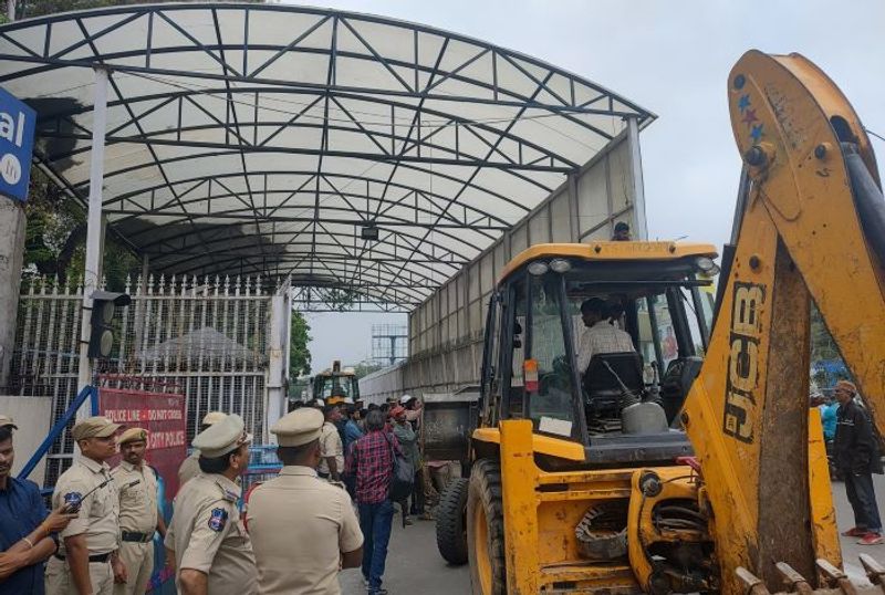 Police officers removing Barricades and fencing at Pragathi Bhavan AKP