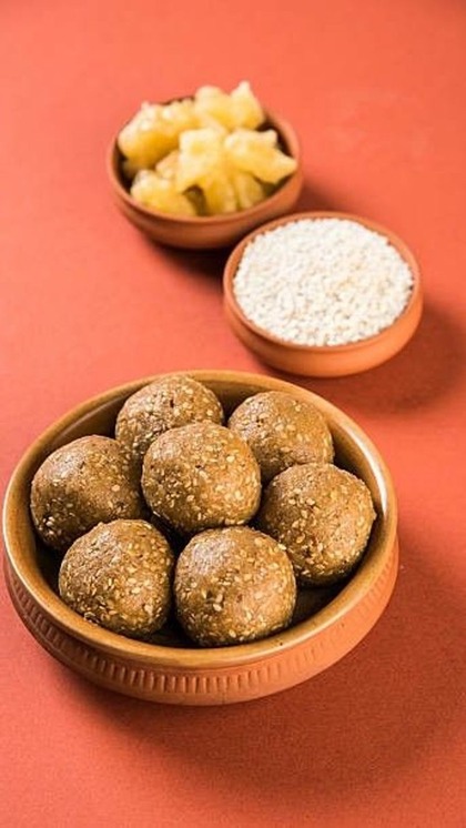 <p style="text-align: center;"><strong>1 KG सफेद तिल<br />
250 ग्राम गुड़<br />
आधा किलो खोवा<br />
2-3 बड़े बच्चे घी<br />
1 कप नारियल का बुरादा<br />
आधा कप दूध<br />
15-20 बादाम के टुकड़े<br />
10-12 काजू के टुकड़े <br />
आधा चम्मच इलायची पाउडर<br />
1 कप दूध </strong></p>
