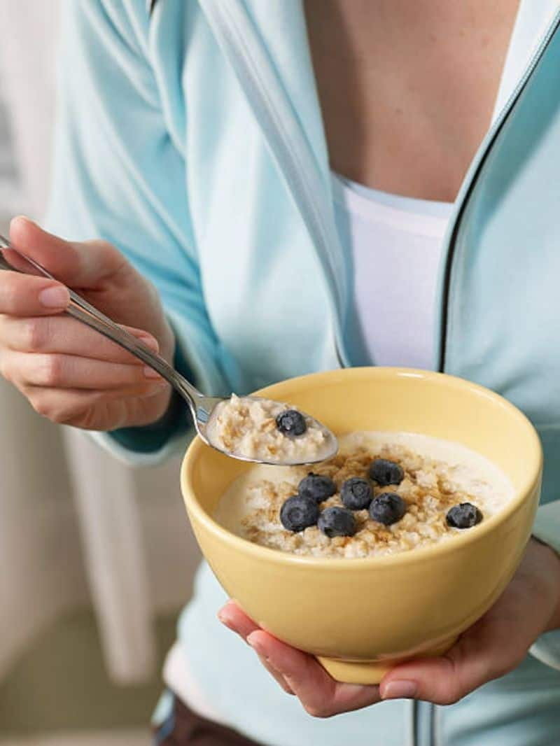 Oats and Milk for Breakfast: Benefits, Side Effects, and Recipes anr