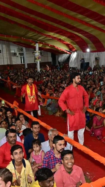 <p>देश में ऐसे कई कथावाचक है जिनकी कथाएं सुनने के लिए दूर-दूर से करोड़ों लोग आते हैं और उनकी पापुलैरिटी भी बहुत ज्यादा है।<br />
 </p>
