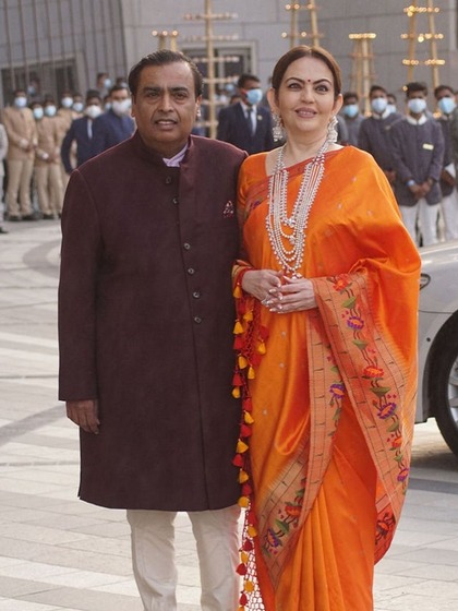 <p>अंबानी परिवार के लग्जरी शॉक से दुनिया वाकिफ है हर कोई मुकेश अंबानी और नीता अंबानी की लग्जरी लाइफ जानने के लिए बेताब रहता है। ऐसे में क्या उनके प्राइवेट जेट के बारे में जानते हैं ?<br />
 </p>
