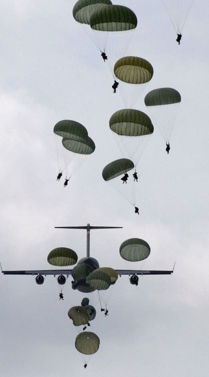 <p>C-17 ग्लोबमास्टर ऐसा एयरक्राफ्ट है जो एक बार में 3 हेलीकॉप्टर और 2 ट्रकों को भी एयरलिफ्ट कर सकता है। राइफल और छोटे हथियार से फायरिंग का भी असर इसपर नहीं पड़ता है।</p>
