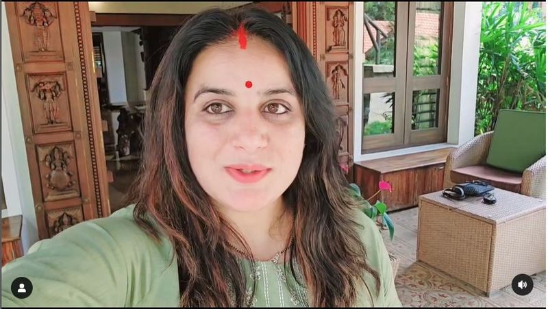 Actress Pooja Gandhi visits nostalgic 'Mungaru Male' house after marriage: WATCH what she said vkp