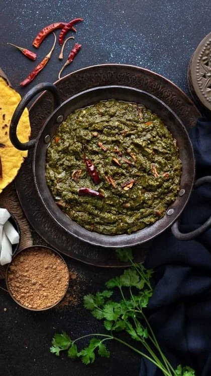 <p>सर्दियों में सरसों का साग नहीं खाया तो क्या खाया। ऐसे में अगर आपको सरसों का साग पसंद है लेकिन बनाना नहीं आता तो हम आपको आसान रेसिपी बताएंगे। जिसे खाकर फैमिली उंगली चाटती रह जाएगी। </p>
