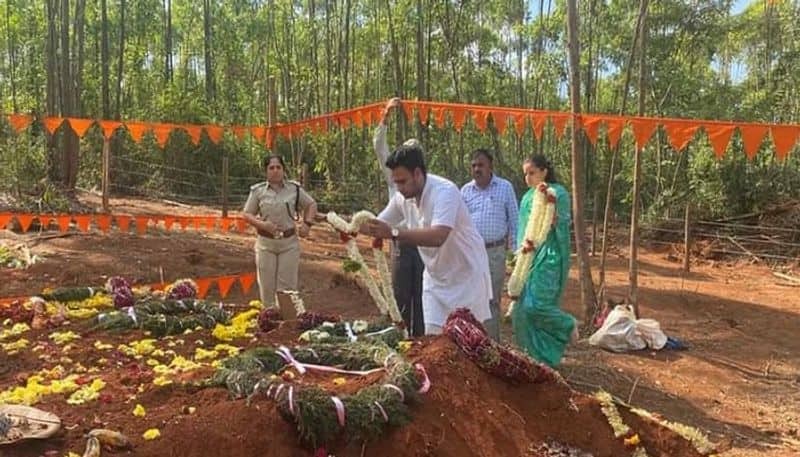 Yaduveer Wadiyar and His Wife Perform Pooja in Arjun Grave in Hassan grg 