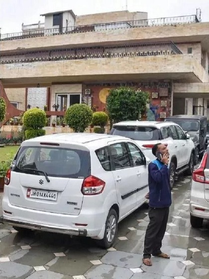 <p>आयकर विभाग ने ओडिशा के बौध, बोलागीर, रायगढ़ा और संबलपुर, बंगाल के कोलकाता और झारखंड के रांची-लोहरदगा में छापे मारे।</p>
