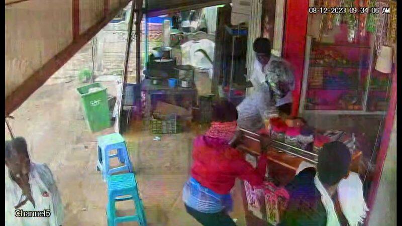 4 persons attack tea shop in sivagangai district video goes viral vel