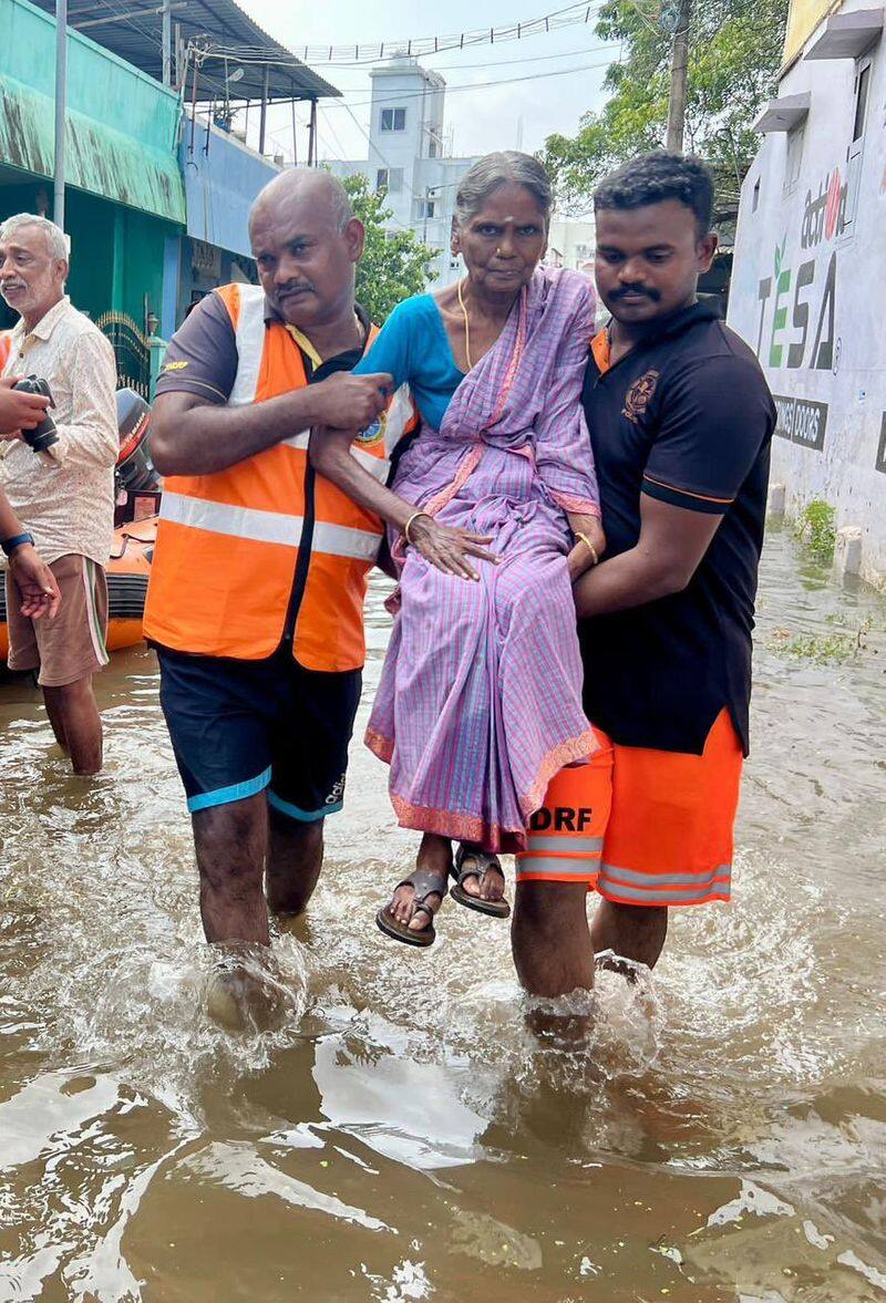 Sathish kumar 34 years old TNRDF personal saved more than 300 in chennai floods became a real life hero ans