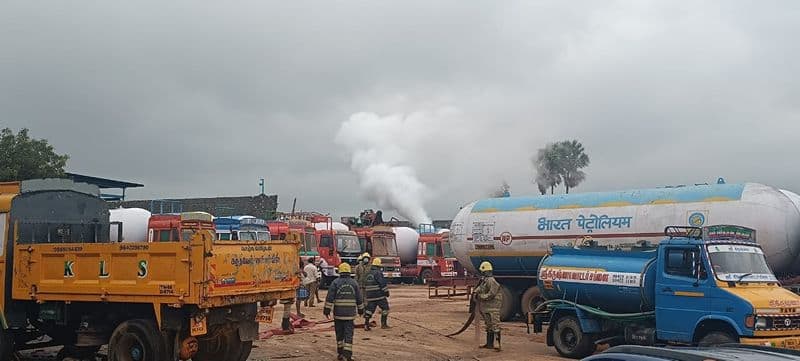 Tanker lorry leaks gas after wall falls on lorry in Coimbatore vel