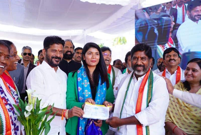 Target Paris Olympics medal, Telangana cm Revanth Reddy gives Rs 2cr to Nikhat Zareen to prepare for Paris Olympics RMA