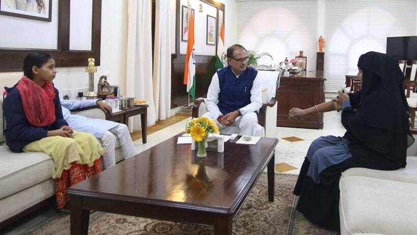 BJP को वोट देने वाली मुस्लिम महिला मना रही थी जीत का जश्न देवर ने पीटा, मिले CM शिवराज, कहा डोंट वरी सिस्‍टर  