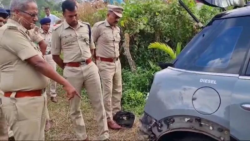 a kerala mans car was intercepted near gonikoppalu and heist of 50 lakh gvd