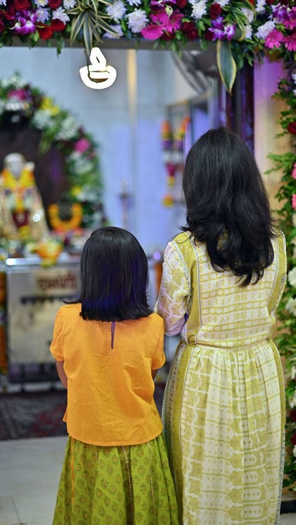 <p>अगर आप भगवान के मंदिर में जाएं तो वहां स्थापित प्रतिमा के सामने जमीन पर बैठकर ही पूजा आदि करें। ऊंचे स्थान पर बैठकर पूजा न करें।</p>

<p> </p>
