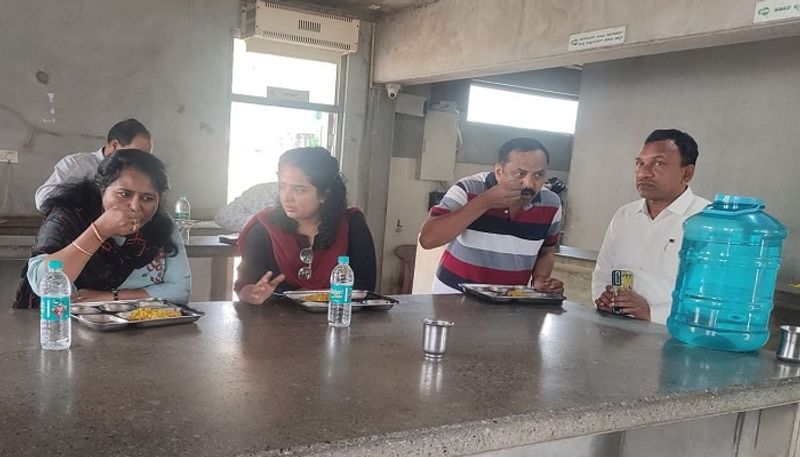 DC Gangubai Manakar Has Breakfast at Indira Canteen in Karwar grg 