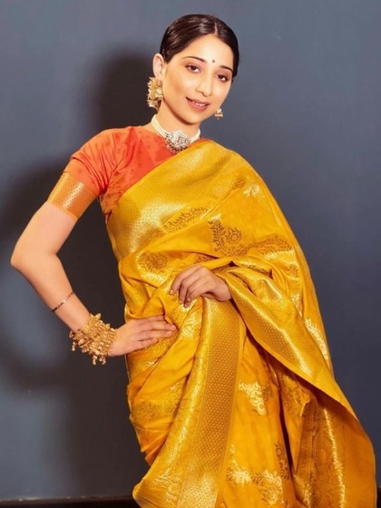 <p>वृषिका ने येलो सिल्क साड़ी के साथ ऑरेंज कंट्रास्ट ब्लाउज मैच किया है । गले में उन्होंने मोतियों का चोकर लिया है और इस लुक में वह बहुत ही रॉयल लग रही है।</p>
