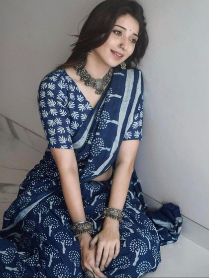 <p>इस तरह की साड़ियां आजकल चलन में है और इसके साथ ऑक्सिडाइज ज्वेलरी शानदार लगती हैं। यह साड़ी अफॉर्डेबल है और मीशो पर यह साड़ी 500 से 1000 के बीच में आसानी से मिल जाएगी।</p>
