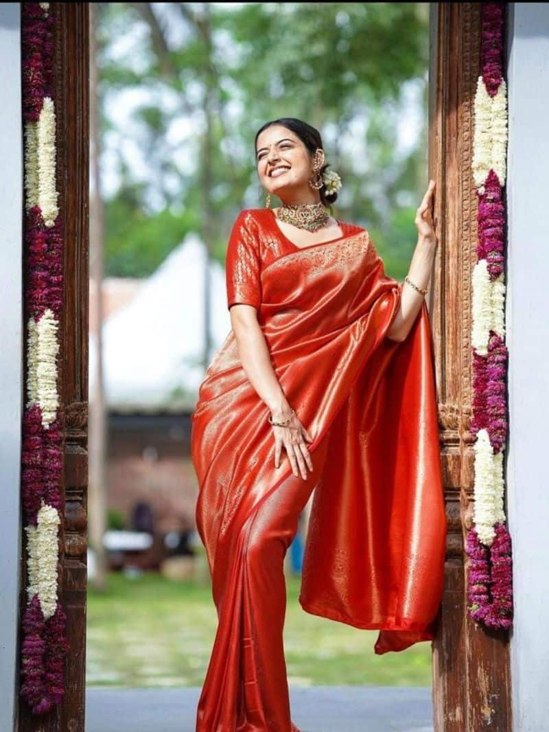 Wear this saree in the reception and look gorgeous rsl