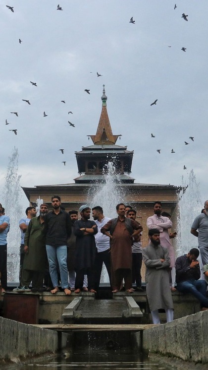 <p>सुप्रीम कोर्ट ने 2019 में केंद्र सरकार द्वारा जम्मू कश्मीर से हटाई गई धारा 370 बरकरार रखने का फैसला सुनाया इसके साथ ही जम्मू कश्मीर में जल्द चुनाव कराने का आदेश दिया।<br />
 </p>
