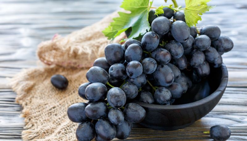 benefits of eating black grapes 