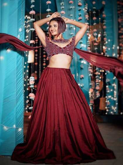 <p>शक्ति ने मरून लहंगे के साथ एंब्रायडर्ड ब्लाउज पहना है और साथ में लहंगे और ब्लाउज की डिजाइन का दुपट्टा कैरी किया है। इस लुक में वह बहुत ही एलिगेंट लग रही है। </p>
