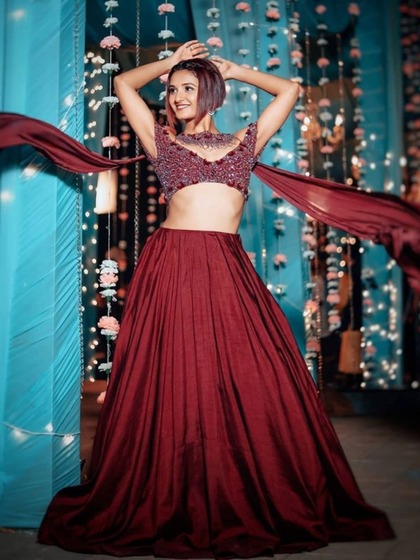 <p>शक्ति ने मरून लहंगे के साथ एंब्रायडर्ड ब्लाउज पहना है और साथ में लहंगे और ब्लाउज की डिजाइन का दुपट्टा कैरी किया है। इस लुक में वह बहुत ही एलिगेंट लग रही है। </p>
