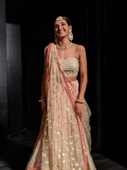 <p>बीज कलर के लहंगे पर पिंक कलर की लेस लगी हुई है शक्ति ने चांद बाली, मांग टीका और चोकर के साथ अपने लुक को कंप्लीट किया है। इस तरह के लहंगे ऑनलाइन 3000 तक के मिल जाते हैं। </p>
