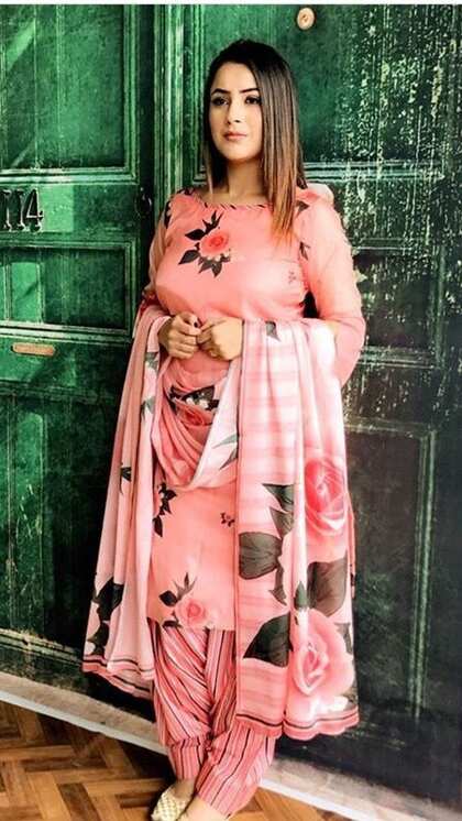 <p>अगर आपकी मम्मी के पास फ्लोरल प्रिंट साड़ी है तो आप उसका सूट सिलवा सकती हैं। ऐसे सूट ट्रेंड में है। आप शहनाज की तरह ग्लॉसी मेकअप और जूतियों के साथ लुक कंप्लीट करें। </p>
