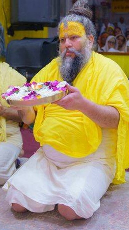 <p>वृंदावन वाले प्रेमानंद महाराज के अनुसार, गृहस्थ लोगों को यानी जो लोग विवाहित हैं और नौकरी-व्यापार करते हैं, उन्हें भंडारे में भोजन नहीं करना चाहिए।<br />
 </p>
