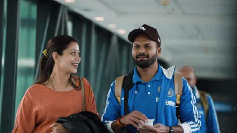 Indian Cricketer Mukesh Kumar Went to South Africa With His Wife Divya Singh Spotted at Gqeberha rsk