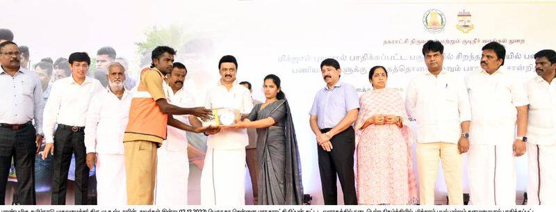 The Chief Minister gave incentives to those involved in cleaning the flood-affected areas of Chennai KAK