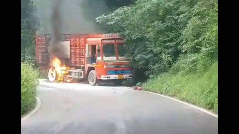 A lorry carrying a cooking cylinder caught fire near Mettupalayam vel