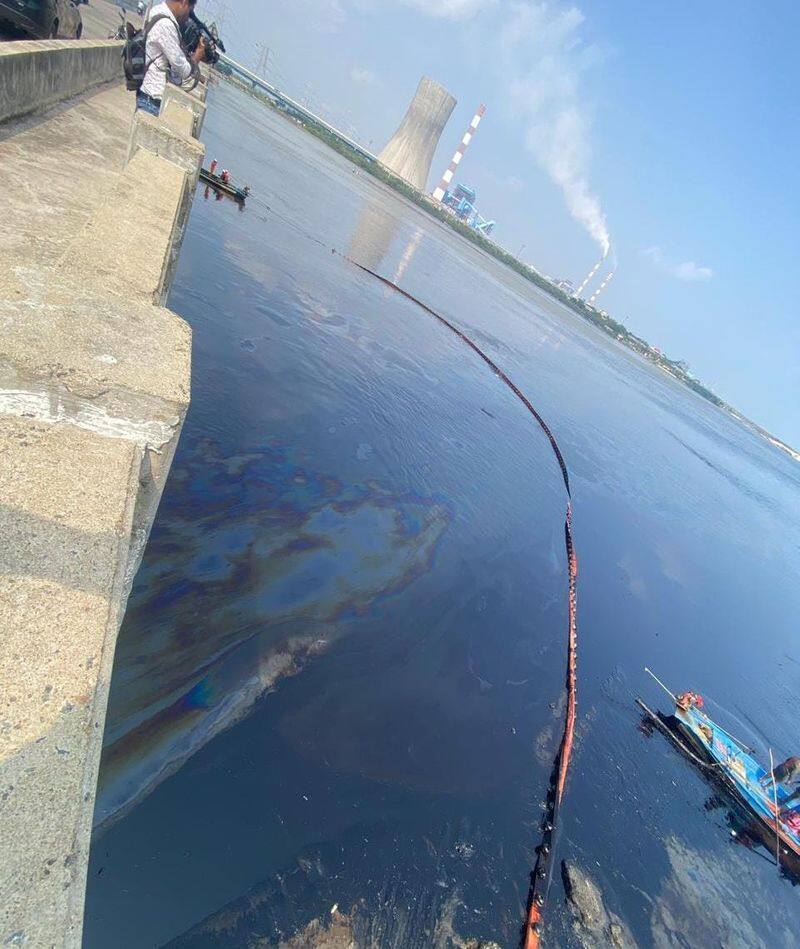 The Tamil Nadu government has informed that modern machinery is being used to clean up the oil spill caused by the flood KAK