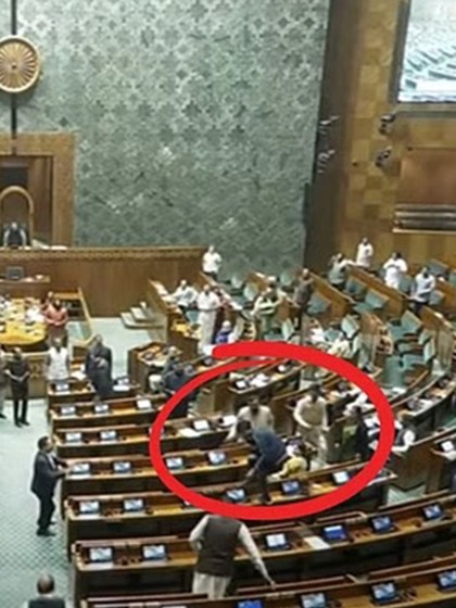 <p>रिपोर्ट्स की माने तो,कार्यवाही के दौरान घुसे दो व्यक्तियों में से एक का नाम सागर है। दोनों युवक सांसदों के नाम पर लोकसभा विजिटर पास के साथ घुसे थे।<br />
 </p>

