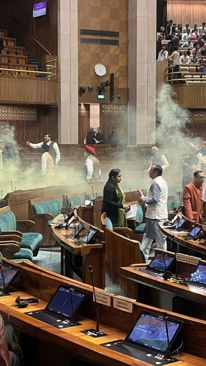 <p>जानकारी के अनुसार,दोनों युवकों के हाथ में टियर गैस के कनस्टर थे हालांकि गनीमत रही का सांसदों ने दोनों को पकड़कर सुरक्षा कर्मियों को सौंप दिया।<br />
 </p>
