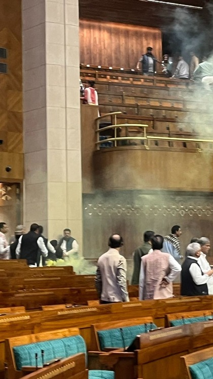 <p>संसद सुरक्षा के दावों की पोल खुल गई है की किस तरह शीतकालीन सत्र के आठवें दिन दो युवक विजिटर गैलरी से ससंद में पहुंच गए। पुलिस ने दोनों को गिरफ्तार कर लिया है। </p>
