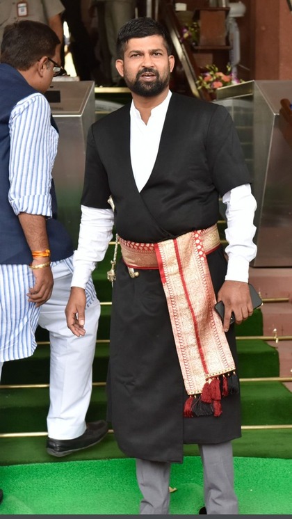 <p>बताया जा रहा सिम्हा बीजेपी से सांसद है।  प्रताप पत्रकार रह चुके हैं। उनके पास पत्रकारिता की डिग्री भी है। उन्होंने पीएम मोदी पर नरेंद्र मोदी- द अनट्रोडेन रोड नामक जीवनी लिखी है। <br />
 </p>
