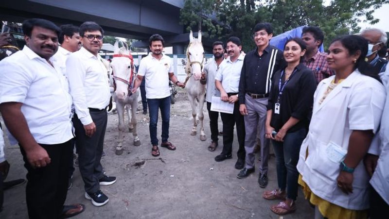 Minister Udhayanidhi Stalin who helped the horses and their keepers by providing relief materials-rag