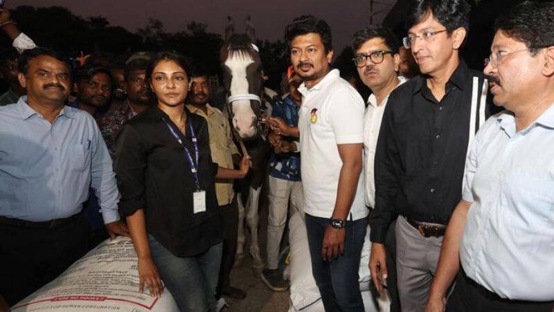 Minister Udhayanidhi Stalin who helped the horses and their keepers by providing relief materials-rag