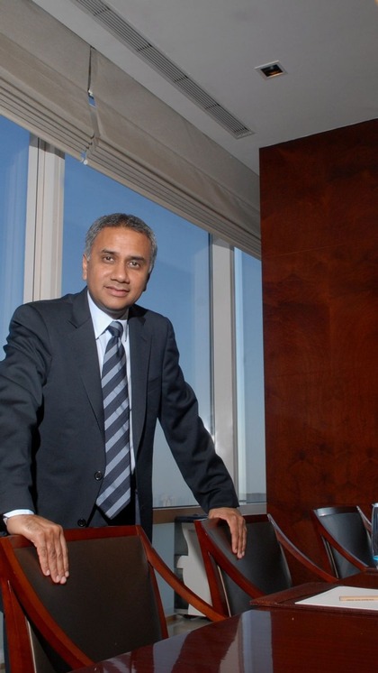 <p>बता दें, ये कोई और नहीं बल्कि Infosys के सीईओ सलिल पारेख हैं। IIT बॉम्बे से पढ़े सलिल सबसे ज्यादा सैलरी पाने वाले व्यक्तियों में से एक हैं। उनका पैकेज सुन आपके होश उड़ जाएंगे।</p>
