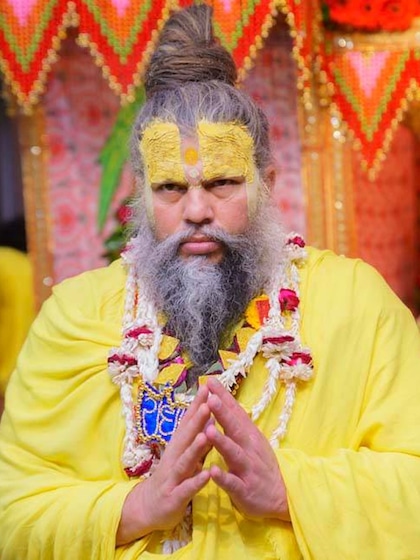 <p>अक्सर प्रेमानंद महाराज के सत्संग के वीडियो सोशल मीडिया पर वायरल होते हैं। विभिन्न सामाजिक विषयों पर वह लोगों को राह दिखाते हैं।</p>
