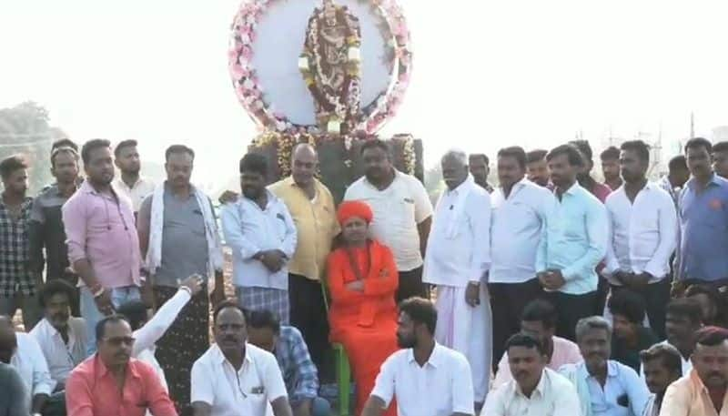 Yadavananda Swamiji Demanded to Build Circle in the name of Krishna in Chitradurga grg 